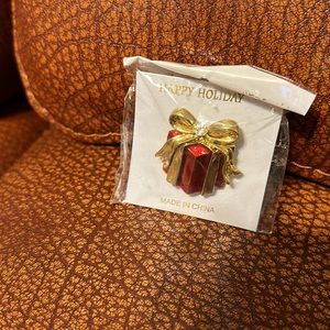 NEW HAPPY HOLIDAYS GIFT 🎁 DESIGN BROOCH COLOR GOLD & RED